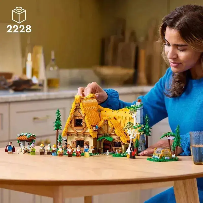 Lego Huisje Van Sneeuwwitje En De Zeven Dwergen 43242 Disney 2